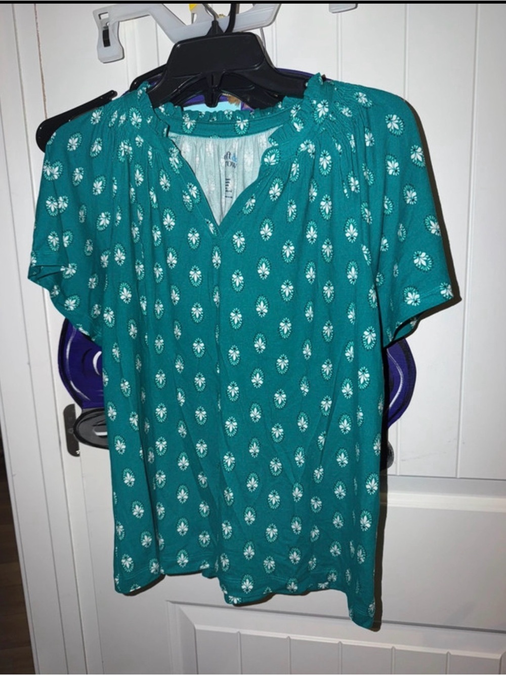 Croft & Barrow Green and White Patterned Blouse